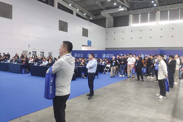 參加論壇會(huì)議